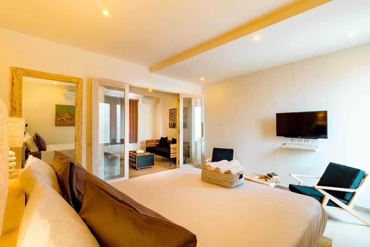 Roupas de cama premium, frigobar, cofres nos quartos, escrivaninha