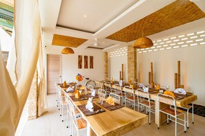 Petit déjeuner, déjeuner et dîner servis sur place