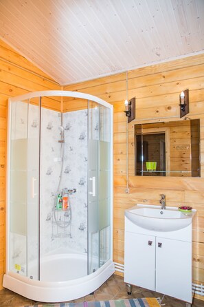 Chalet familiar, 1 habitación | Baño | Secadora de cabello y toallas 
