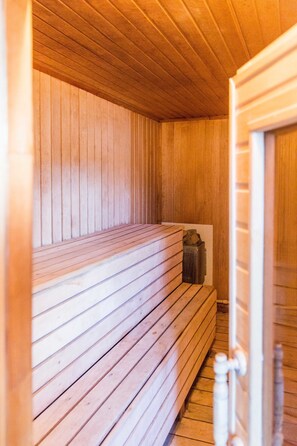 A sauna with wooden benches and a visible heater. - Nikitskoe podvorie (Maurino)