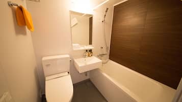 Quarto duplo, para não fumantes (Renewal) | Banheiro | Chuveiro/banheira combinados, produtos de toalete grátis