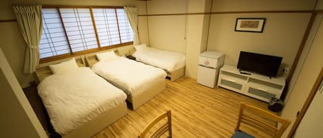 Standard Triple Room, 3 Bedrooms, Non Smoking | Desk, free WiFi, bed sheets