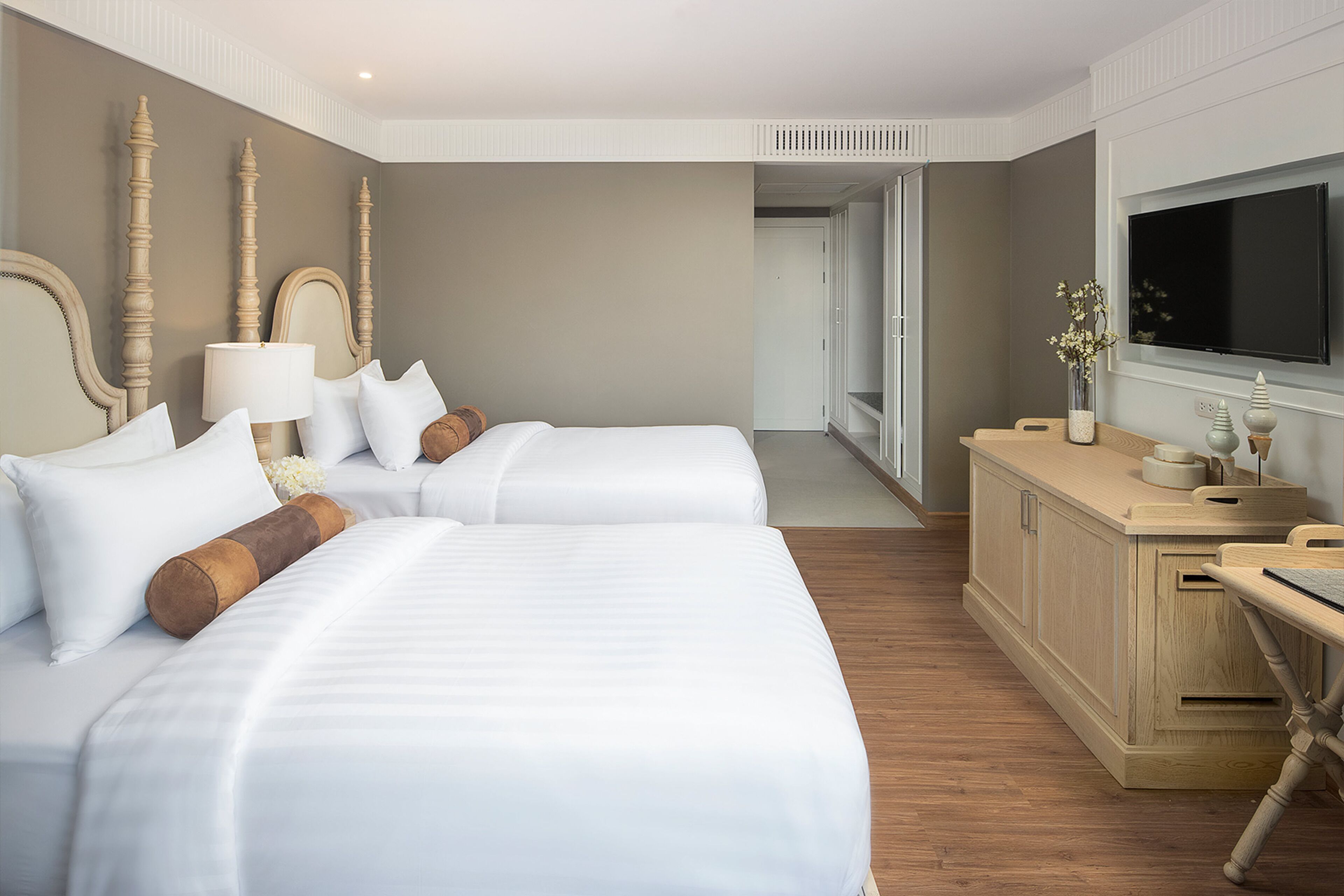 riverside deluxe twin room  | minibar, in-room safe, free wifi, bed sheets