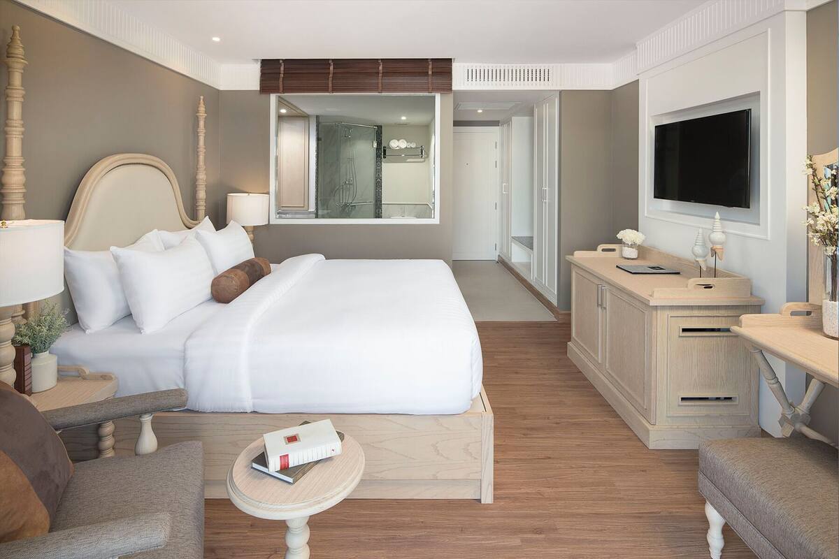 Minibar, in-room safe, WiFi (free), bed sheets