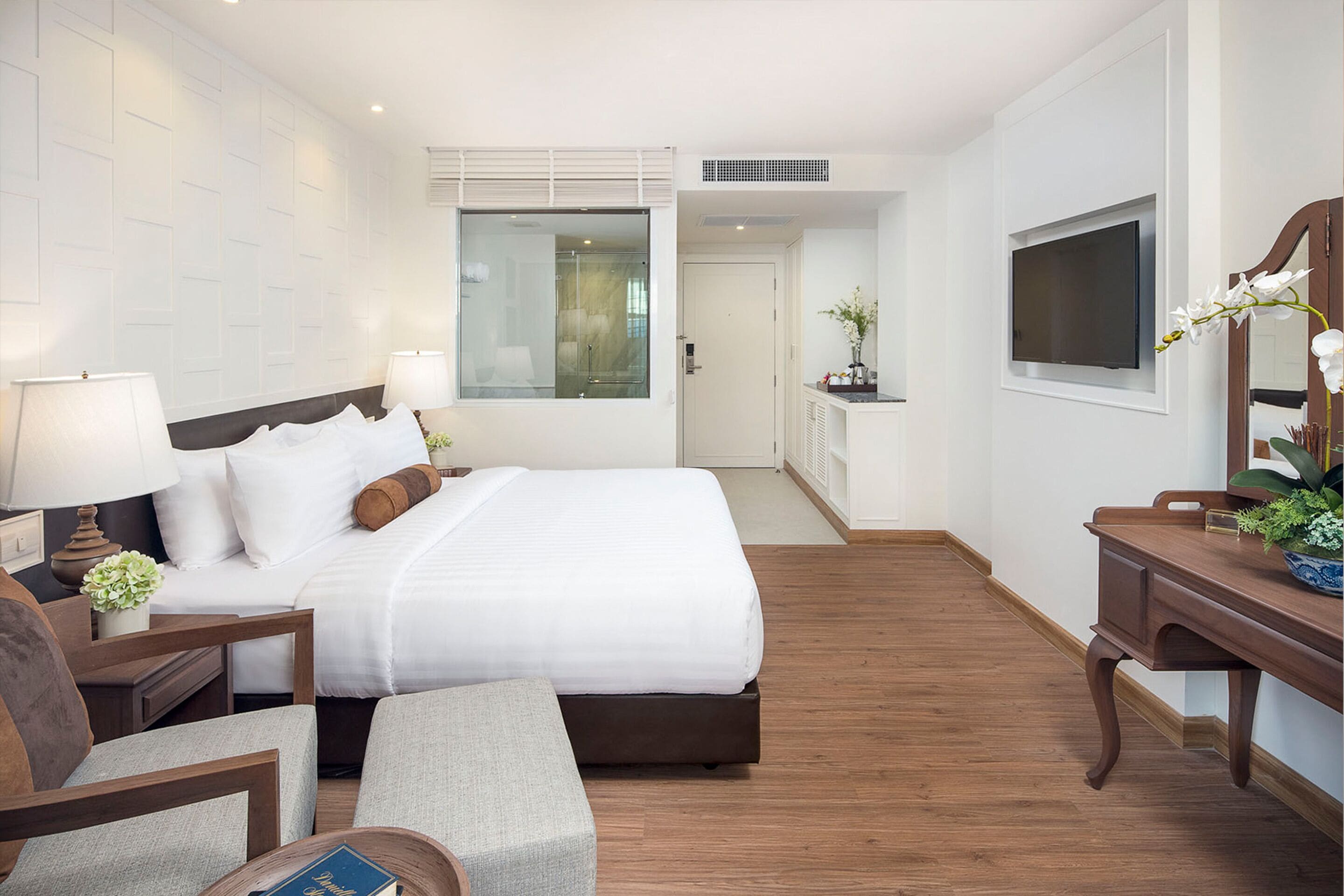 superior double room | minibar, in-room safe, free wifi, bed sheets