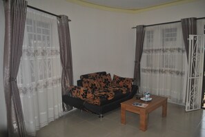 行政平房, 花園 | 客廳