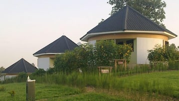 Executive Cottage, Garden Area | Desk, soundproofing, free WiFi, bed sheets