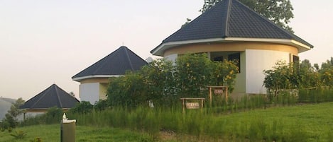 Executive Cottage, Garden Area | Desk, soundproofing, free WiFi, bed sheets