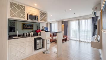Club Deluxe | Minibar, caja de seguridad en la habitación y escritorio