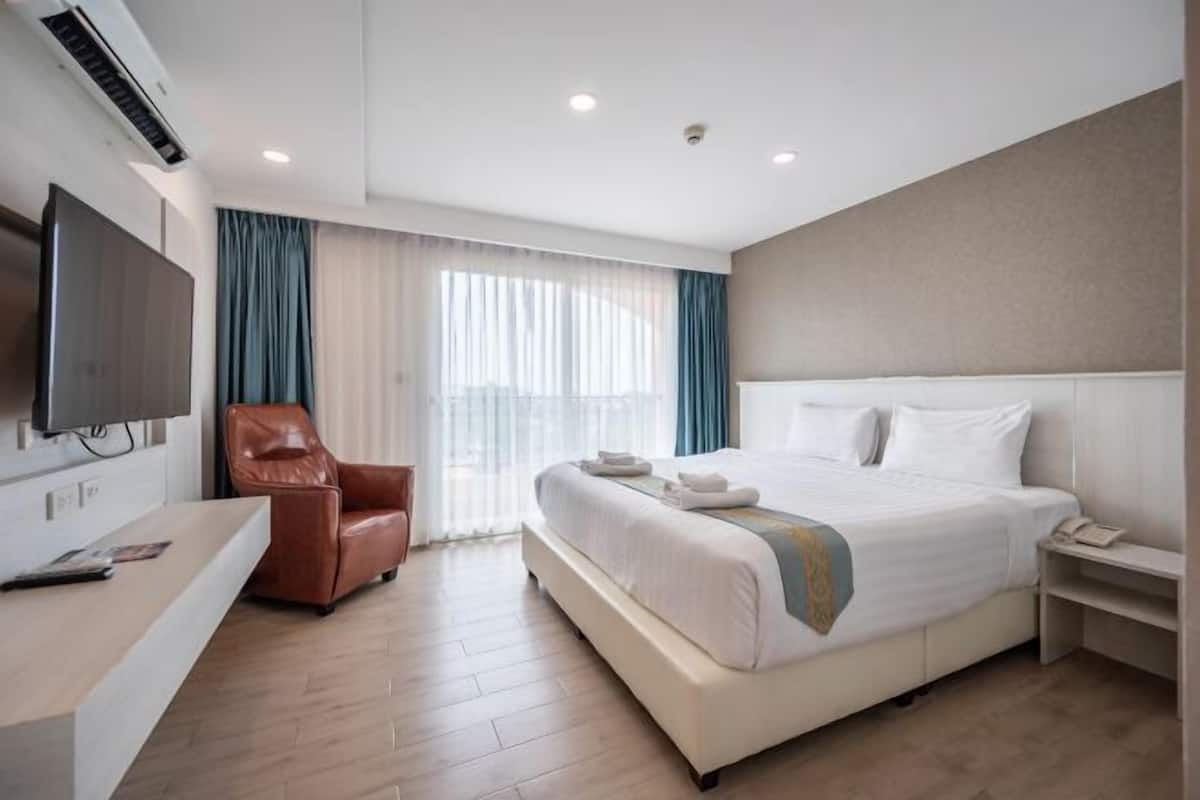 Minibar, in-room safe, desk, blackout drapes