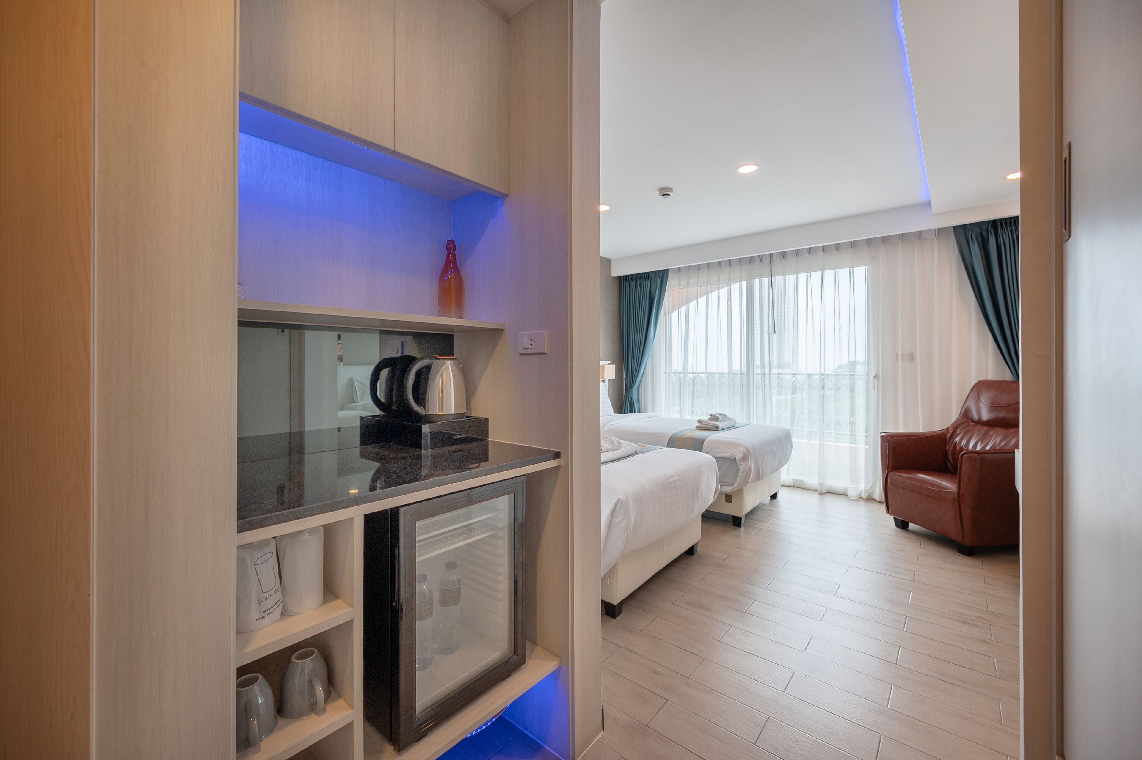 Club Twin | Minibar, pengeskab på værelset, skrivebord, mørklægningsgardiner