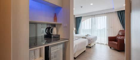 Club Twin | Minibar, in-room safe, desk, blackout drapes