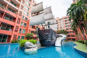 Outdoor pool, sun loungers - Sonia Residence (Pattaya)