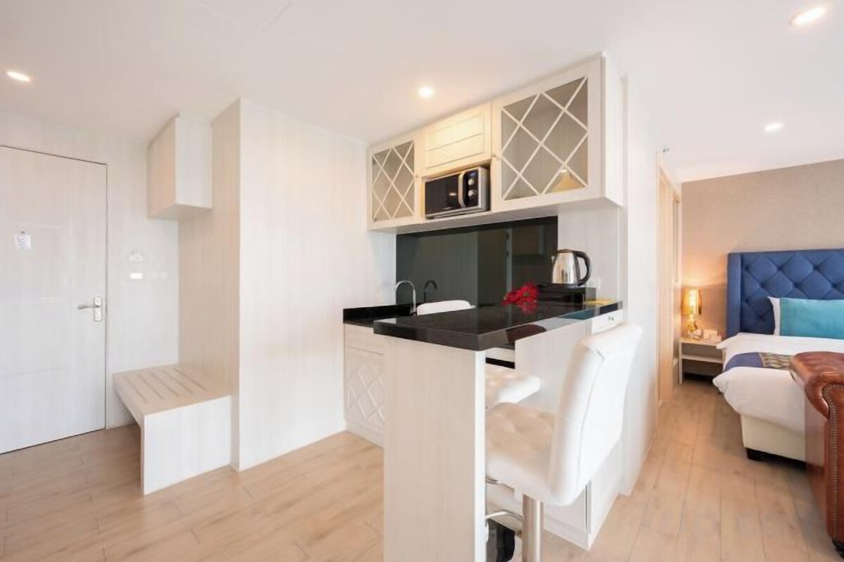 Minibar, Zimmersafe, Schreibtisch, Verdunkelungsvorhänge