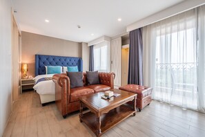 Club Deluxe | Minibar, in-room safe, desk, blackout drapes - Sonia Residence (Pattaya)
