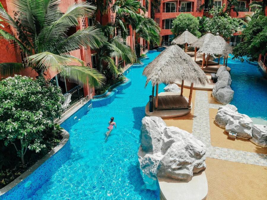 Piscina externa, espreguiçadeiras