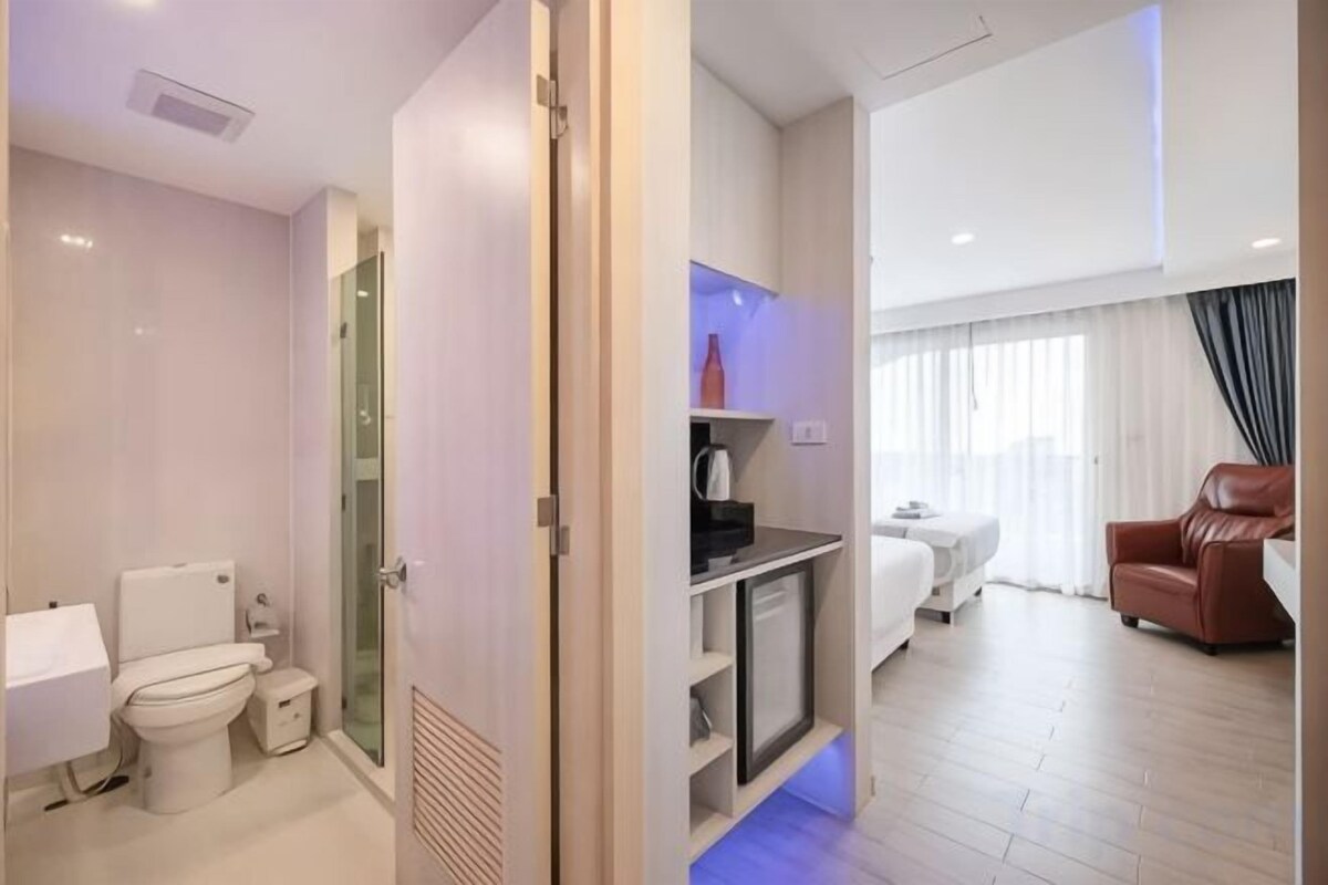 Badezimmer | Dusche, kostenlose Toilettenartikel, Haartrockner, Bademäntel