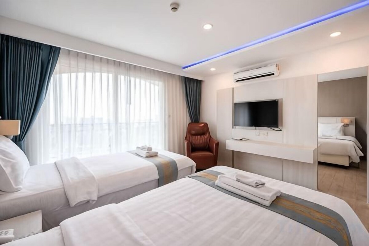Minibar, brankas, meja kerja, dan tirai kedap cahaya