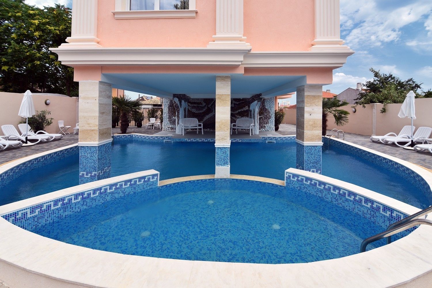 Seasonal outdoor pool, pool umbrellas, sun loungers