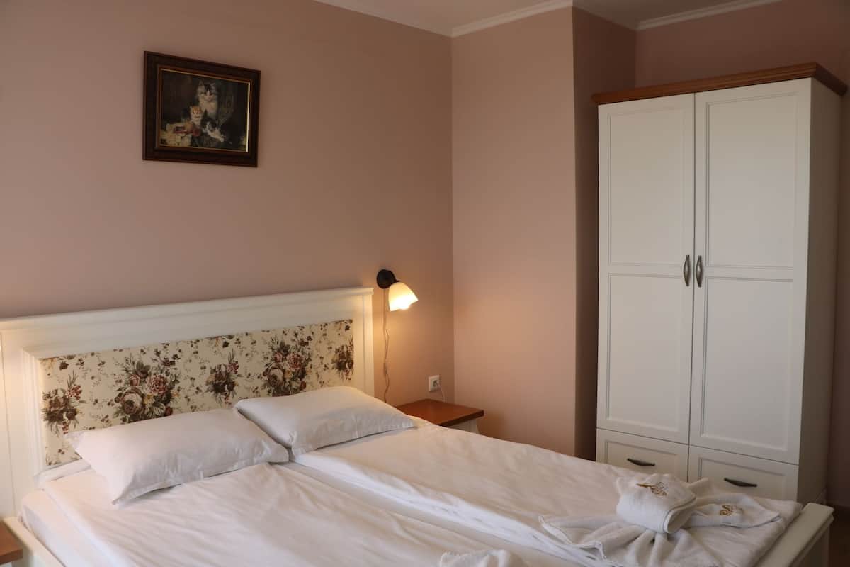 Habitación doble, vista a la alberca | Ropa de cama de alta calidad y caja de seguridad en la habitación