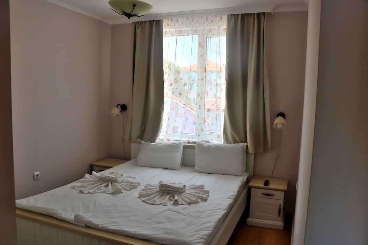 Departamento, 1 habitación, vista a la alberca | Ropa de cama de alta calidad y caja de seguridad en la habitación