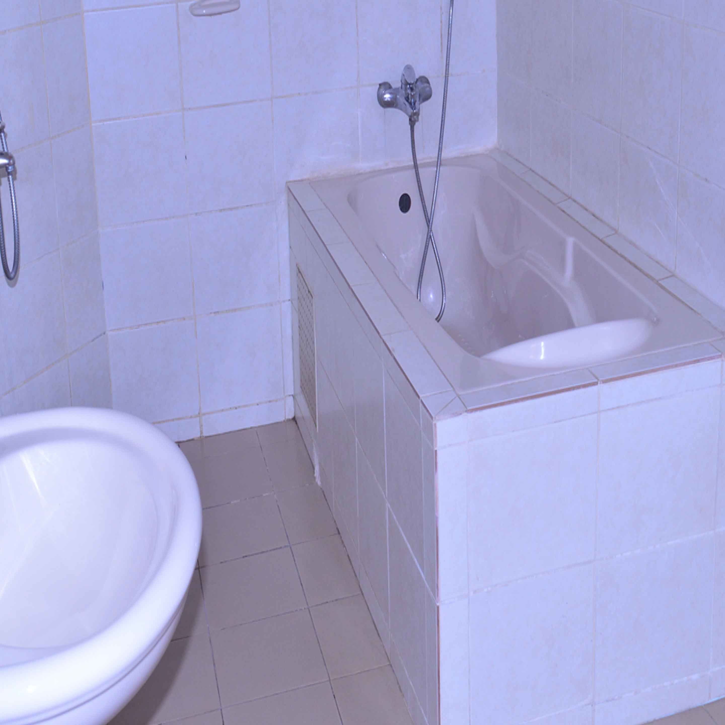 Une salle de bain avec une baignoire, des toilettes et un lavabo.