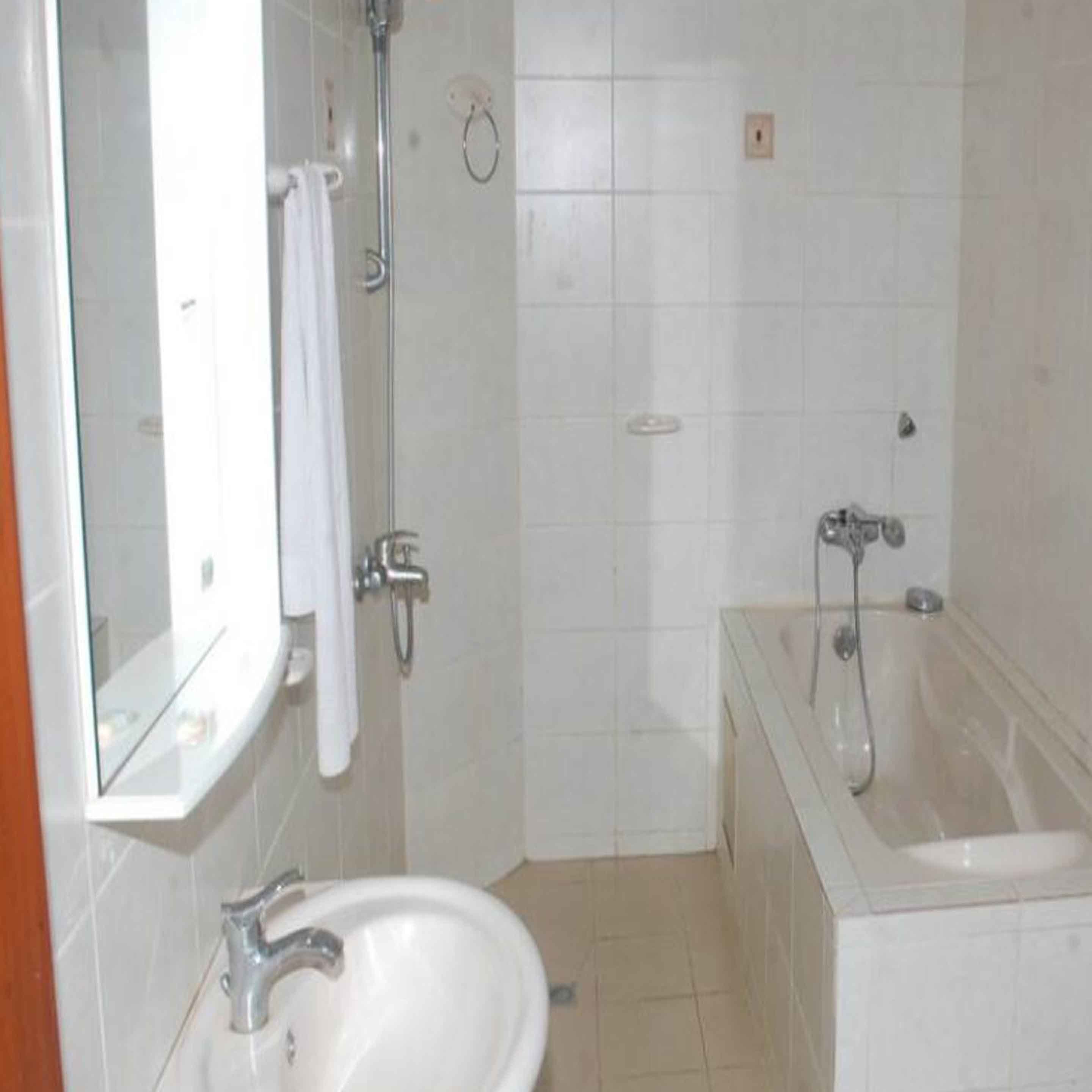 Ein Badezimmer mit Waschbecken, Spiegel und Dusche.