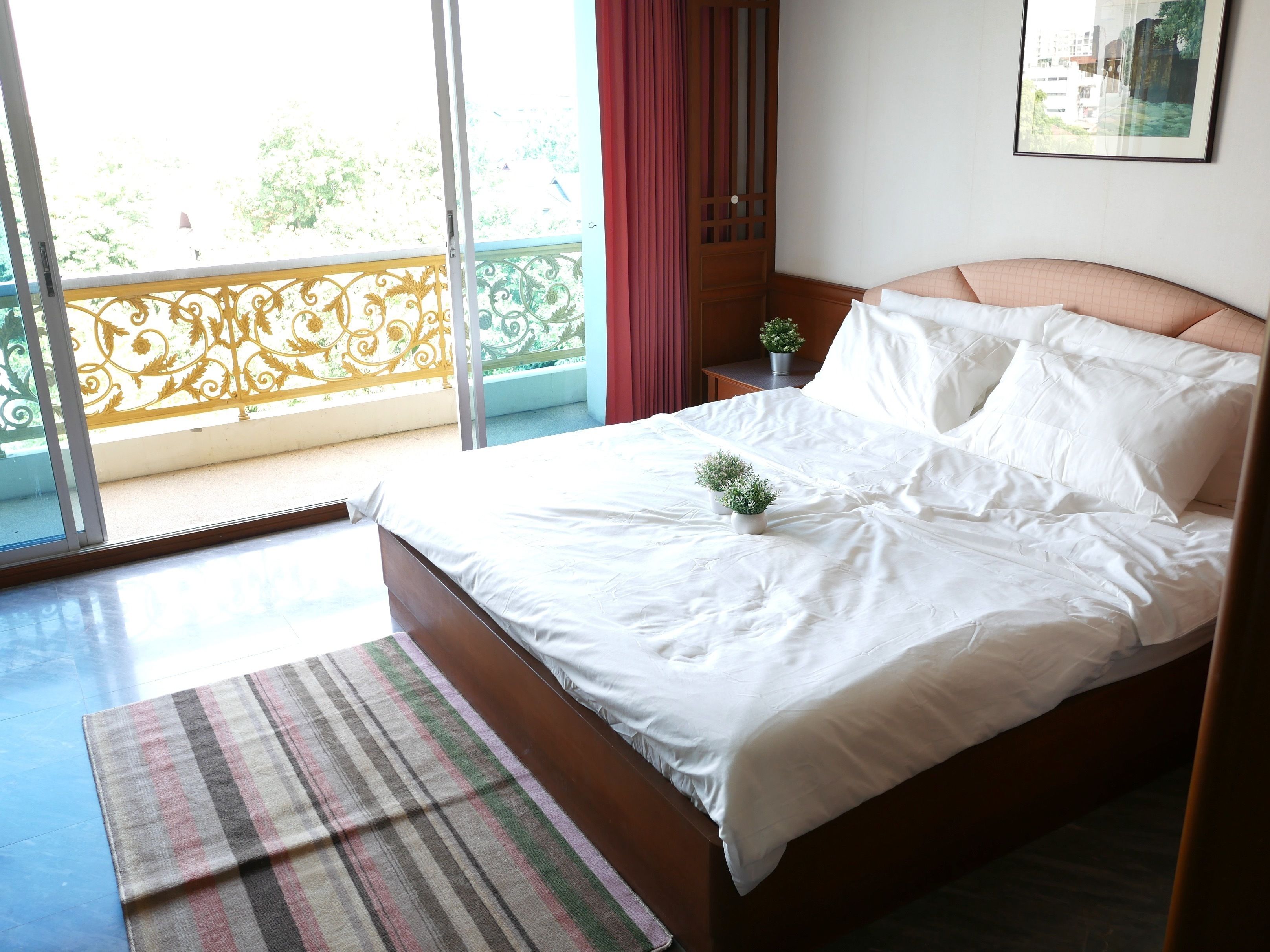 Suite | Desk, blackout curtains, free WiFi