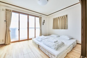 Familiesuite - 3 enkeltsenge - ikke-ryger - køleskab og mikrobølgeovn (with Kitchenette) | Gratis Wi-Fi, sengetøj