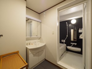 Chambre Familiale (Japanese Style, A) | Salle de bain | Douche, douche à « effet pluie », articles de toilette gratuits