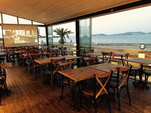 Bar (on property) - Nemrut Bay Otel (Foça)