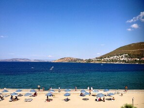 On the beach, sun loungers, beach umbrellas - Nemrut Bay Otel (Foça)