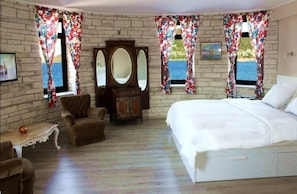 Deluxe Suite, 1 King Bed | Premium bedding, desk, free WiFi - Nemrut Bay Otel (Foça)