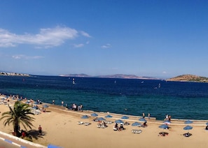 On the beach, sun-loungers, beach umbrellas - Nemrut Bay Otel (Foça)