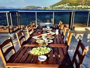Free daily buffet breakfast - Nemrut Bay Otel (Foça)
