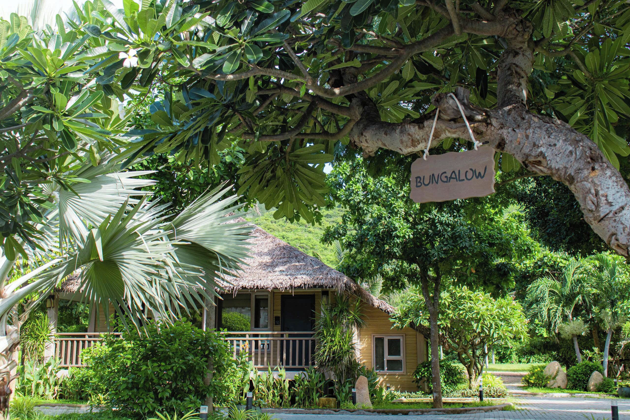 Bungalow 3 Bedrooms Hillside | Minibar, in-room safe, desk, blackout drapes