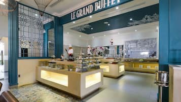 2 間餐廳;供應早餐、午餐、晚餐;本地及多國菜
