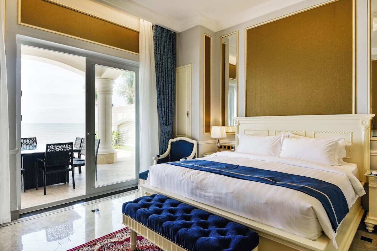 Villa, 4 Schlafzimmer, eigener Pool, Strandnähe | 1 Schlafzimmer, Minibar, Zimmersafe, Schreibtisch