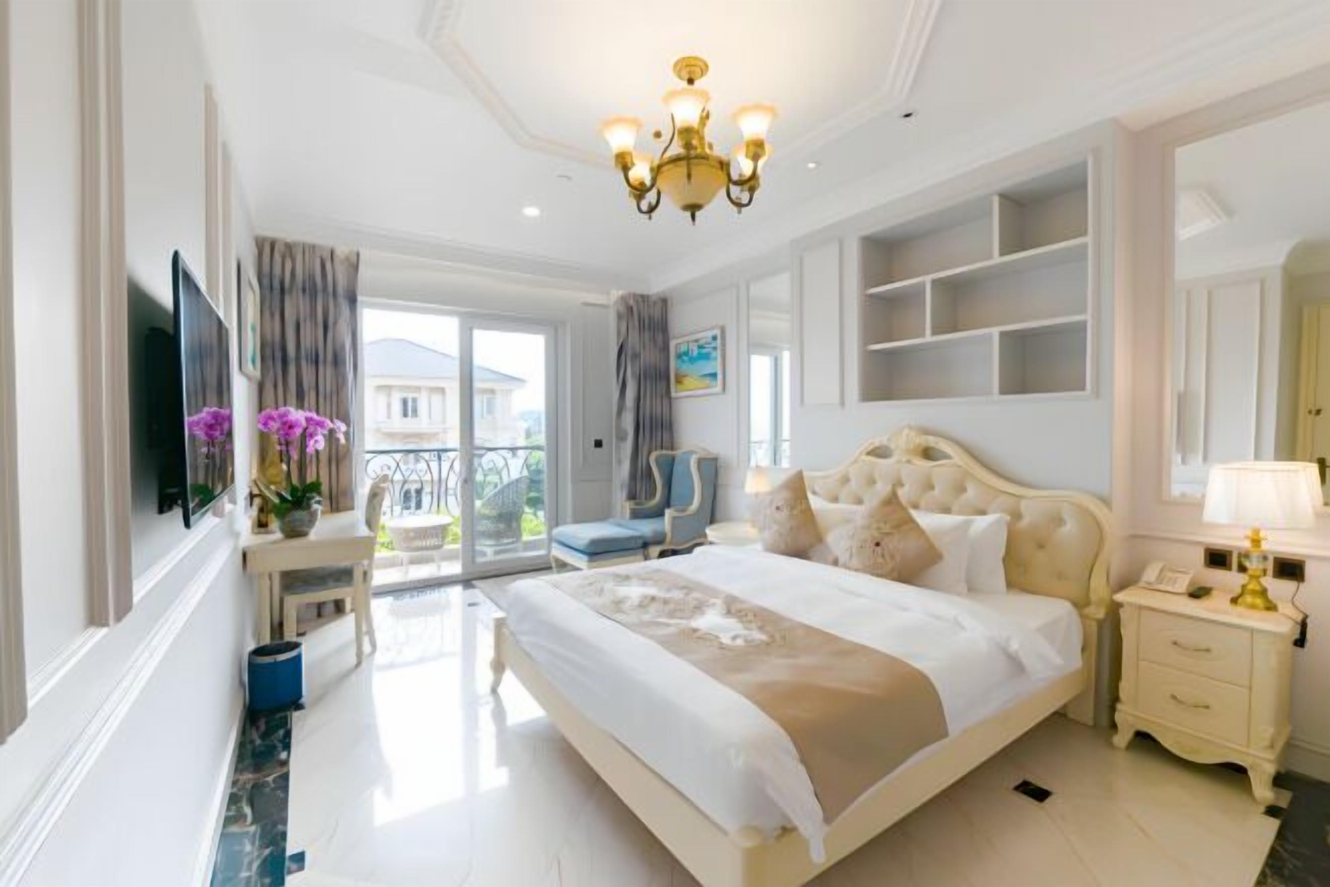 Minibar, in-room safe, desk, blackout drapes