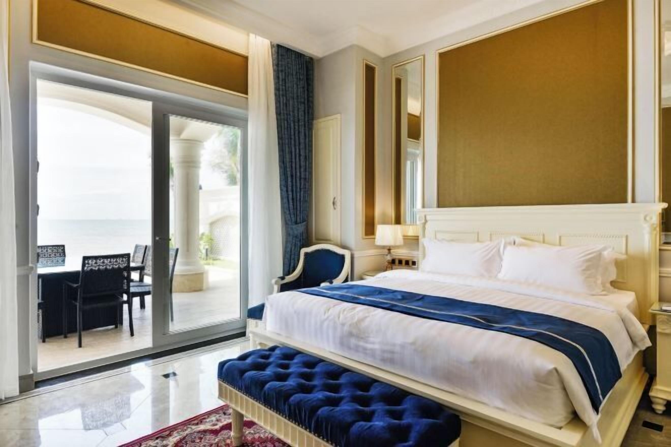 Een minibar, een kluis op de kamer, een bureau, verduisterende gordijnen