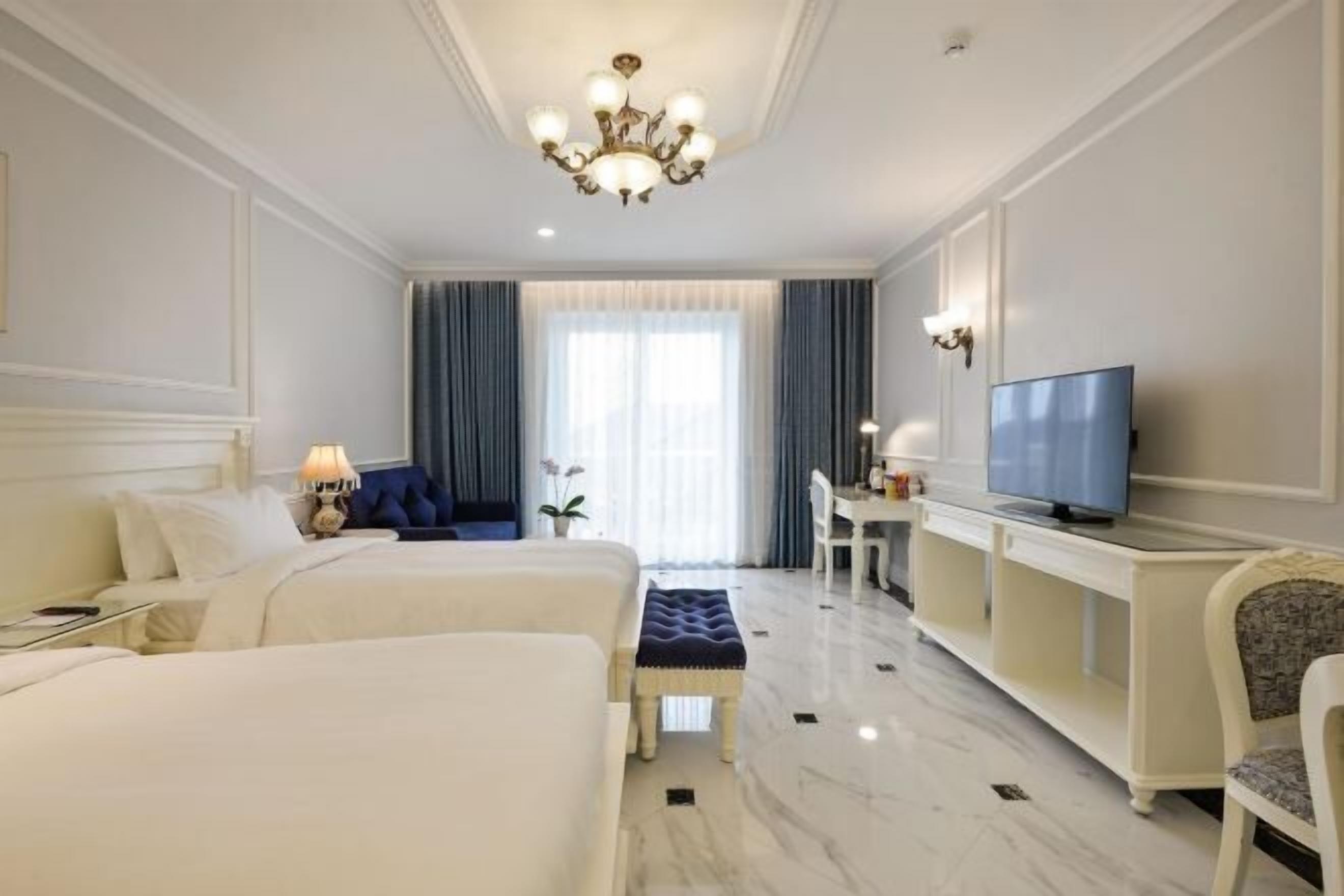 Een minibar, een kluis op de kamer, een bureau, verduisterende gordijnen