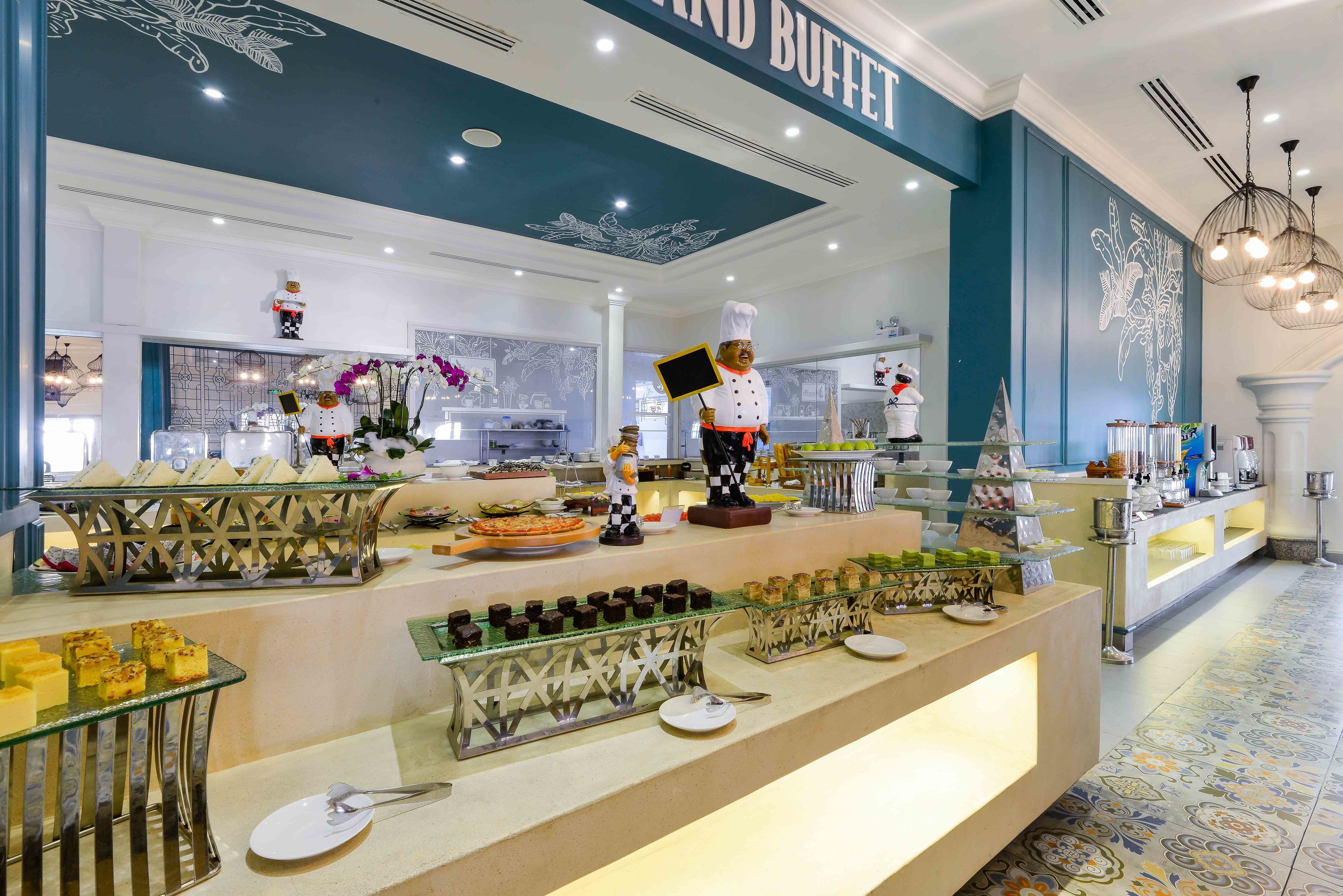 Un área de bufé con diferentes exhibiciones de comida y elementos decorativos.