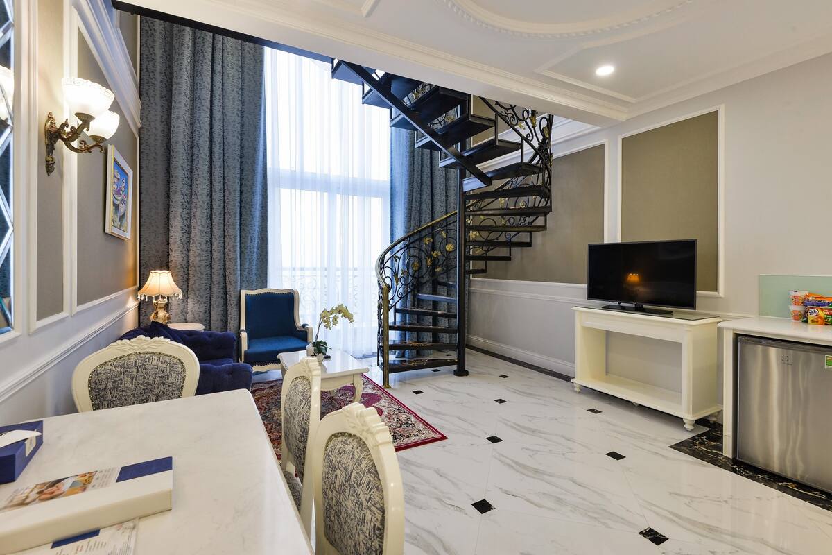 ห้องสวีท, 2 ห้องนอน, วิวชายหาด (Loft) | บริเวณนั่งเล่น | ทีวีจอแอลซีด  ี 41 นิ้ว พร้อมช่องเคเบิล, ทีวี