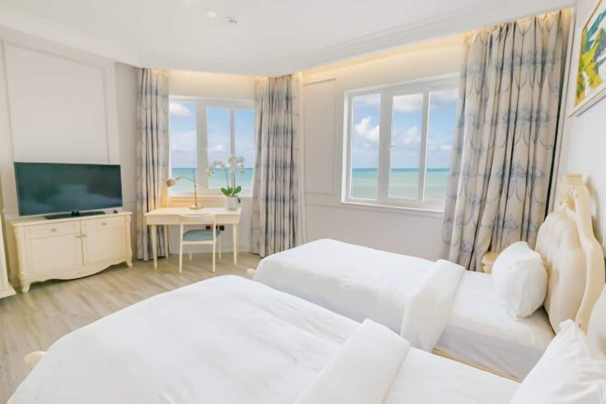 Minibar, in-room safe, desk, blackout drapes