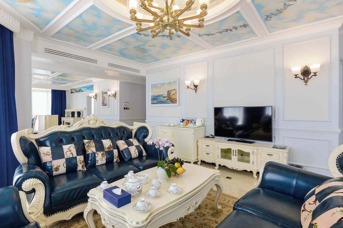 Presidential-Suite, 2 Schlafzimmer, Meerblick | Wohnbereich | 41-Zoll-LCD-Fernseher mit Kabelempfang, Fernseher