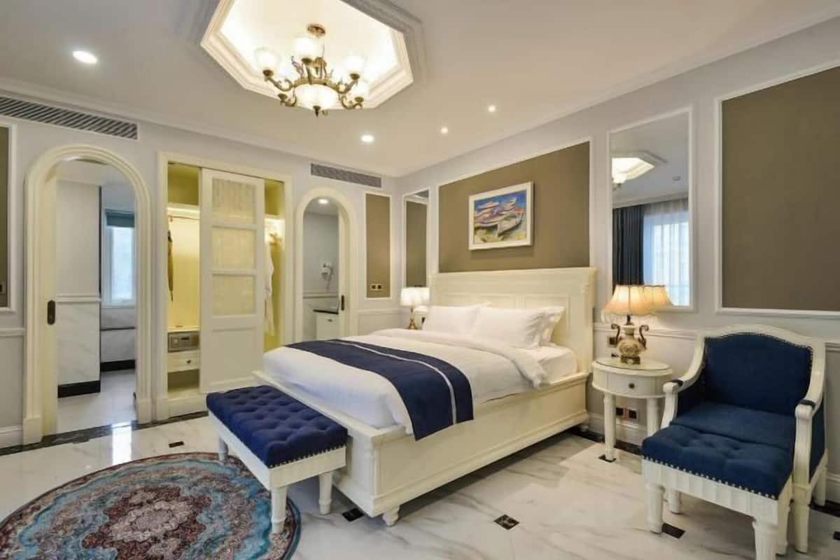 Een minibar, een kluis op de kamer, een bureau, verduisterende gordijnen