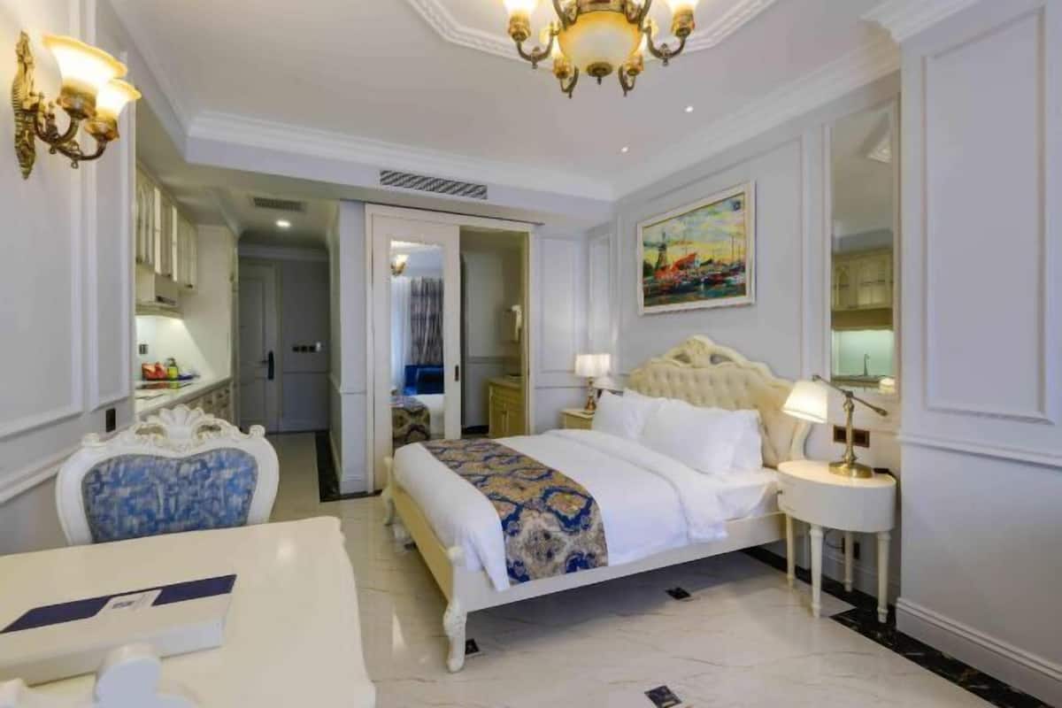 Een minibar, een kluis op de kamer, een bureau, verduisterende gordijnen