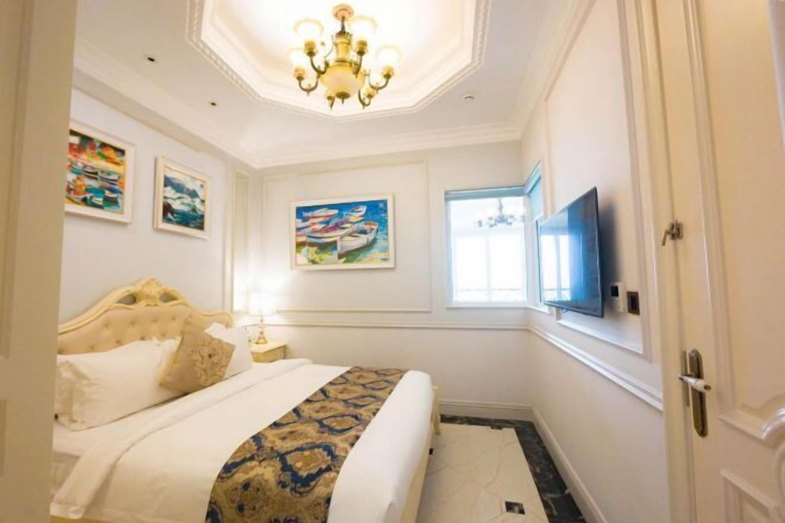 Minibar, in-room safe, desk, blackout drapes