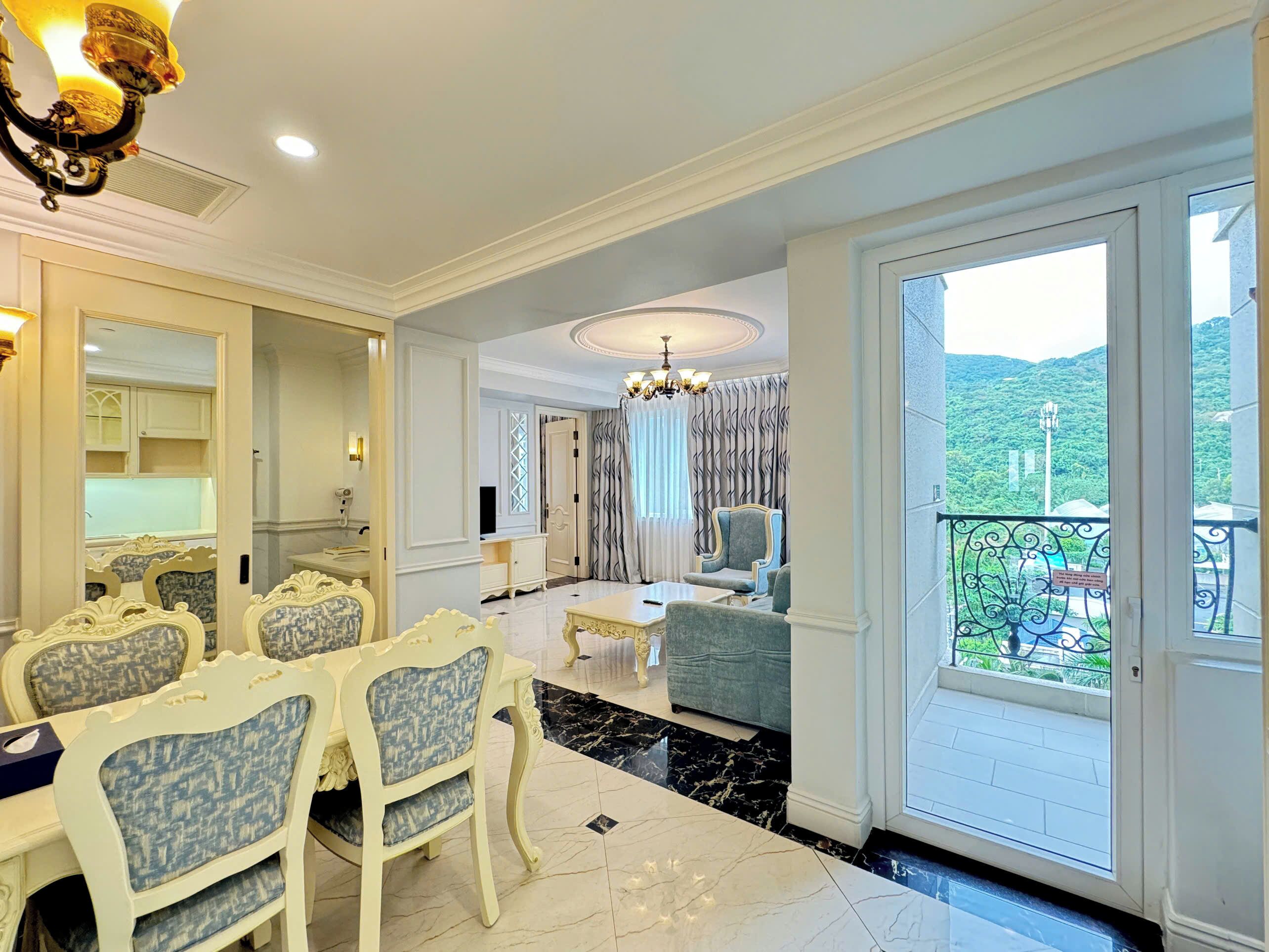 suite, garden view | living area | 41-inch lcd tv with cable channels, tv