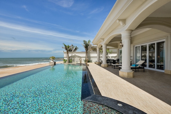 Villa Beach Front - 4 Bedrooms - Private Pool | Minibar, in-room safe, desk, blackout drapes